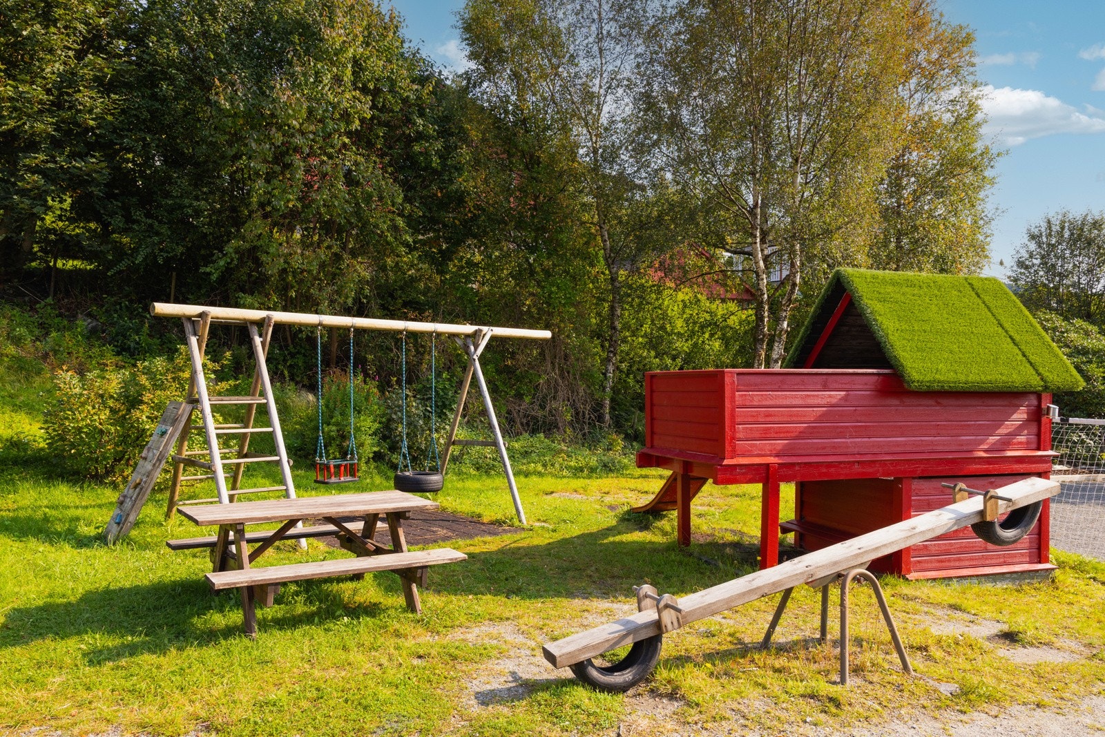 Området er lite traffikert og fellesområdene er pent opparbeidet med god plass for lek og moro. Galleribilde