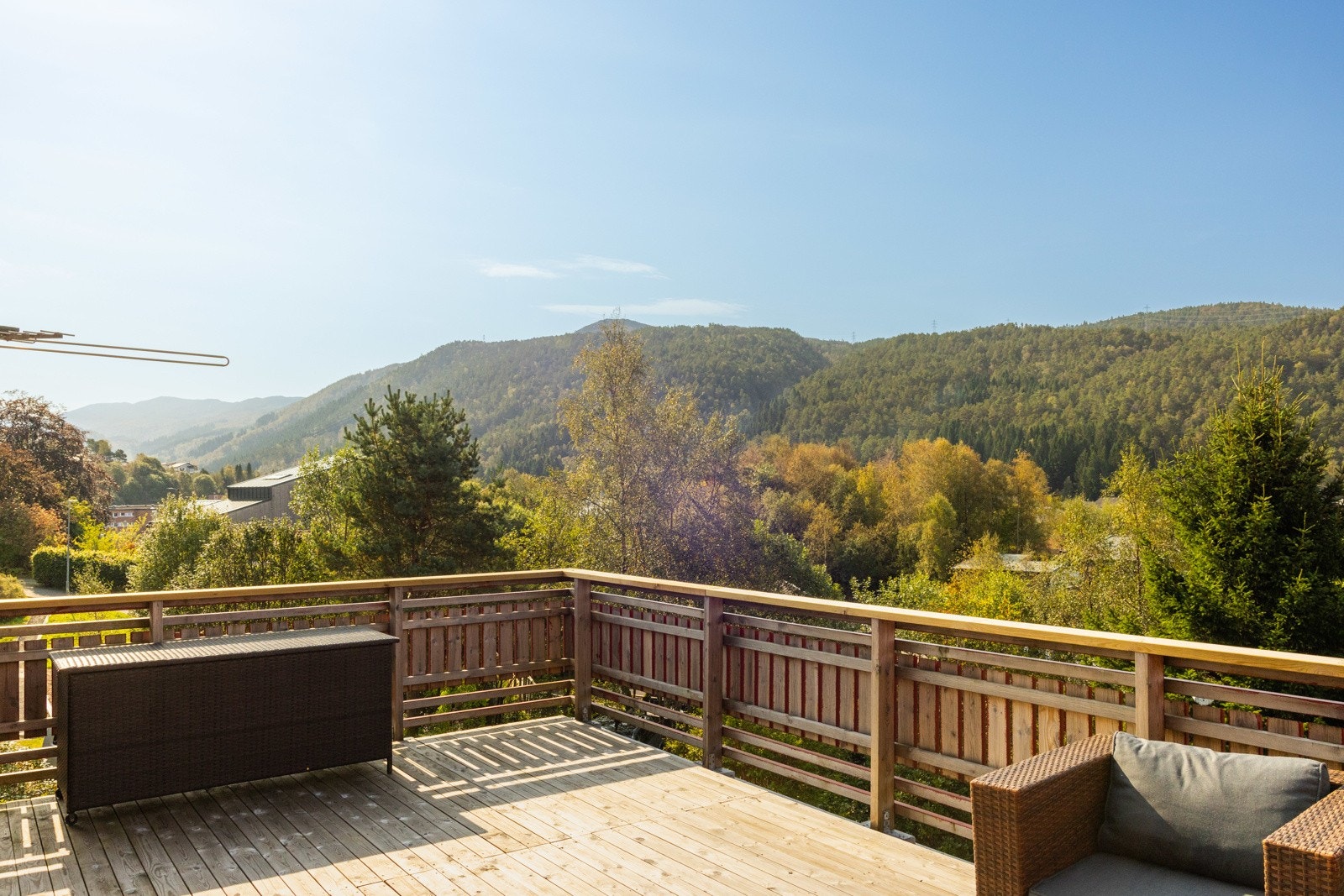 Boligen byr på fantastiske uteområder med flere ulike soner. Galleribilde