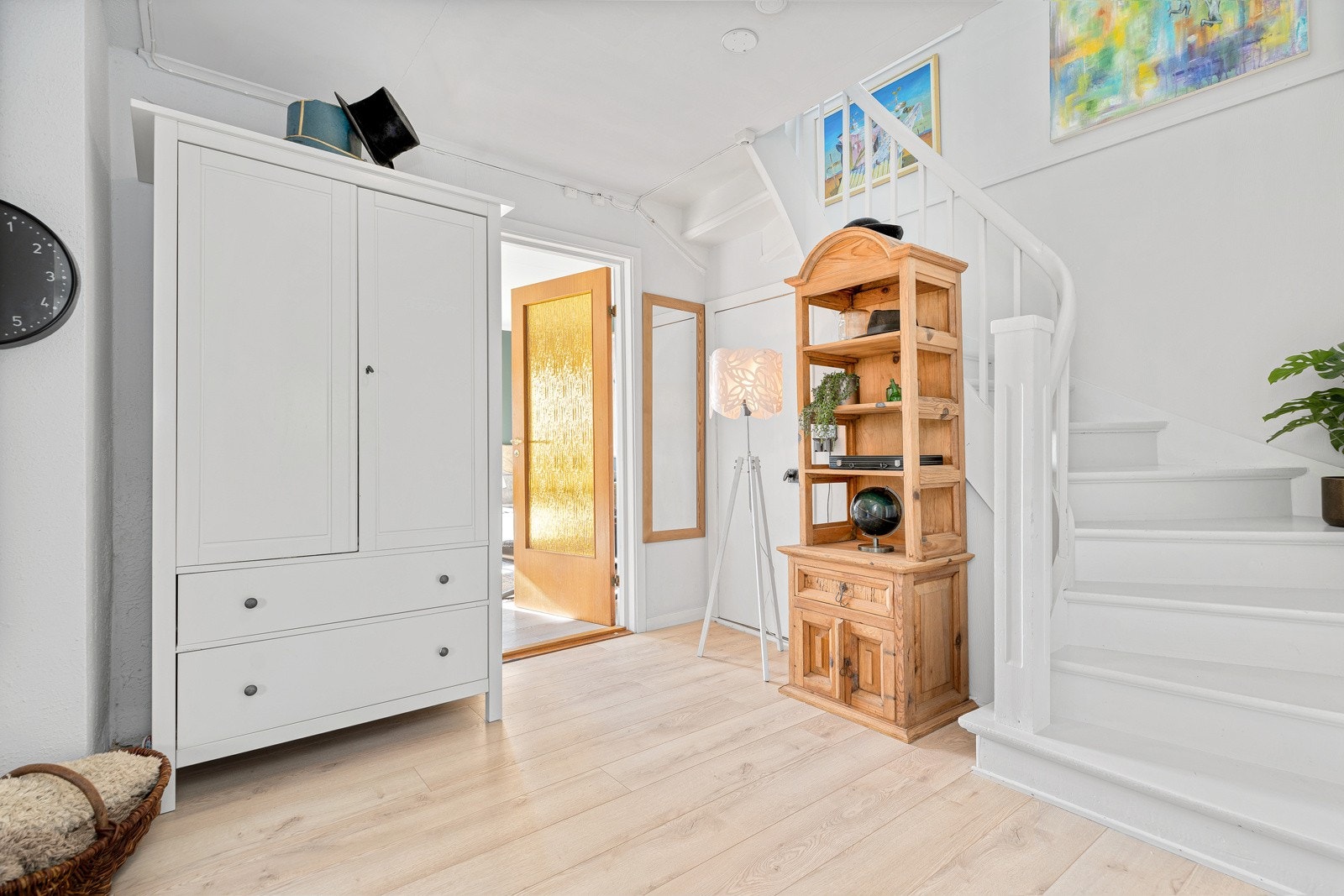 I gangen i hoveddelen er det trapp til andre etasje, kott og plass til mer entrémøblement. Galleribilde