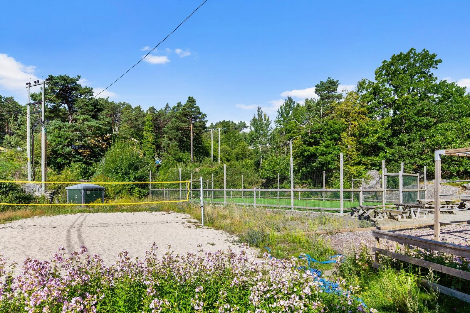 Friområdet består av både ballbinge og sandvolleyballbane. Galleribilde