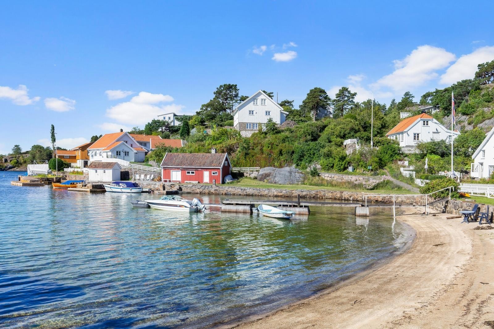En kort spasertur tar deg til en nydelig sandstrand. Galleribilde