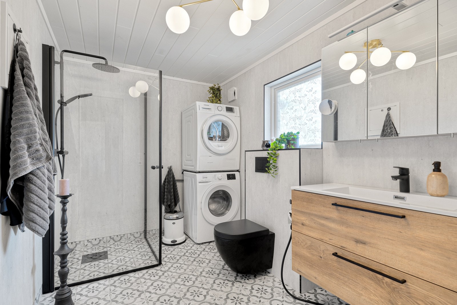 Badet i hoveddelen ble renovert i 2024 og har et moderne design med plater på veggene, lekre fliser og sorte detaljer. Galleribilde