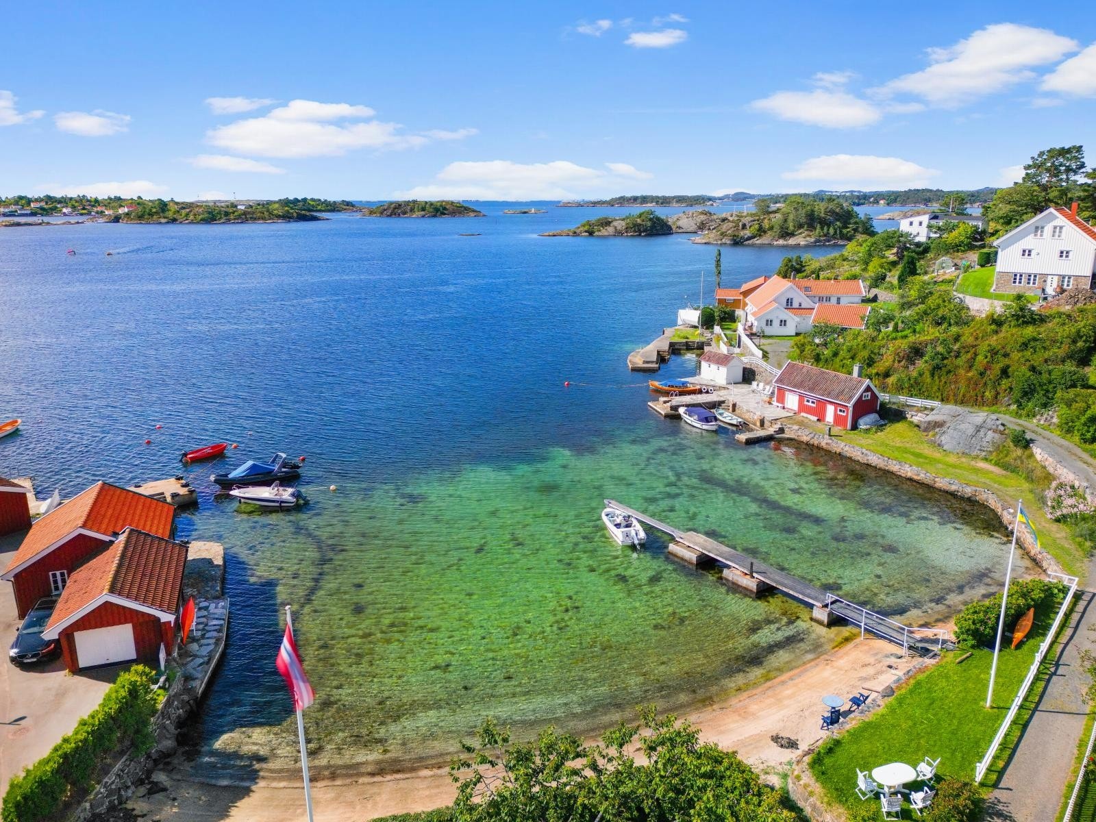 Alt ligger til rette for ekte sørlandsidyll med bading, båtliv og fiske. Galleribilde
