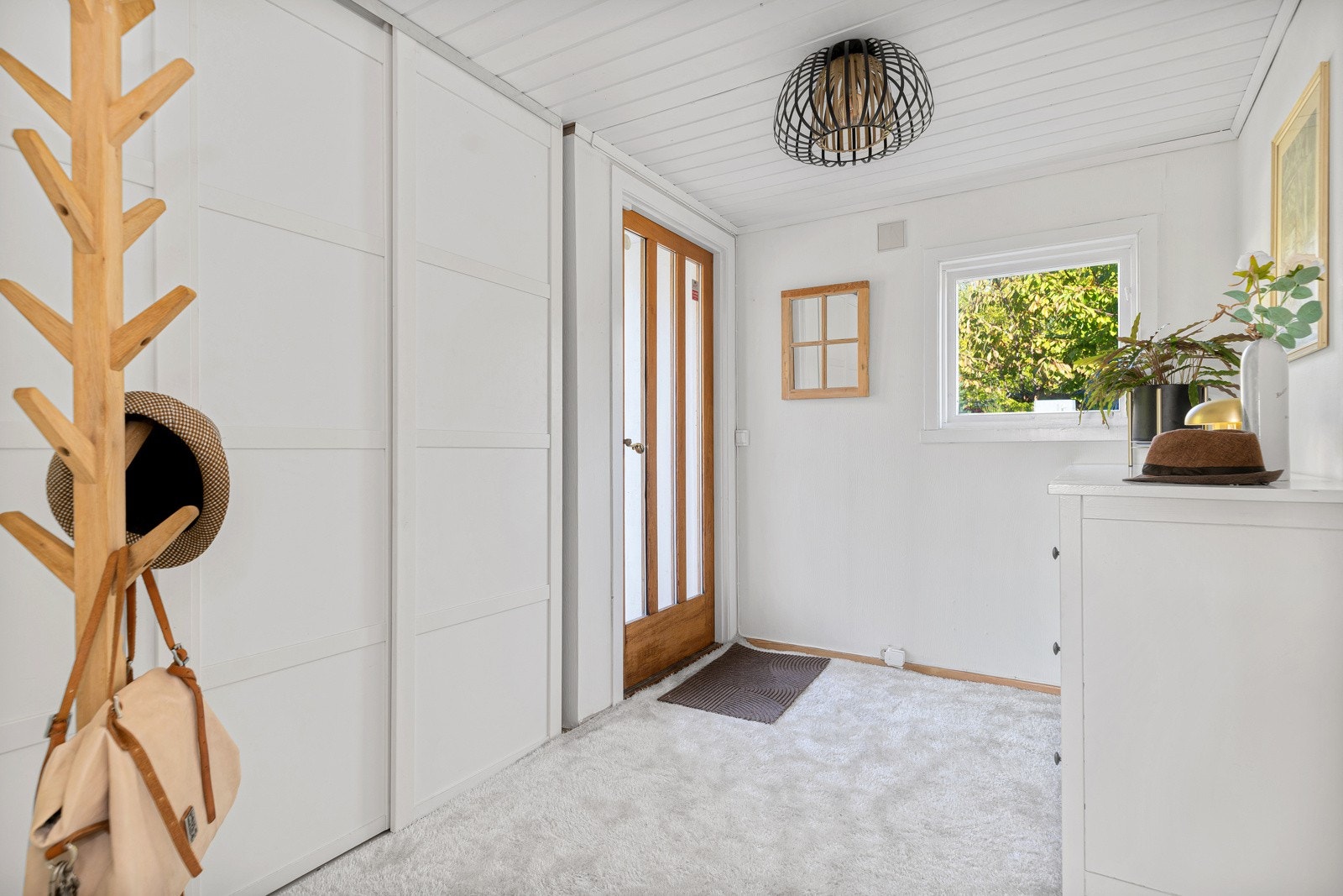 Velkommen inn! I entreen i hoveddelen er det lyst og fint med god plass til andre møbler i tillegg til skyvedørsgarderoben. Galleribilde