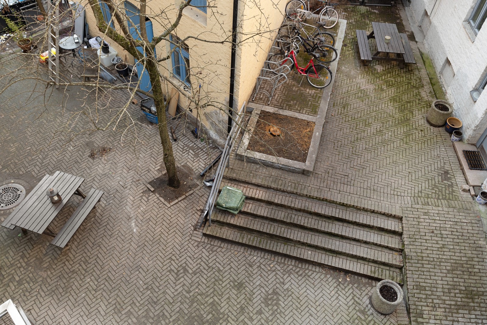 - Balkongen vender mot rolig, indre gårdsrom - Galleribilde