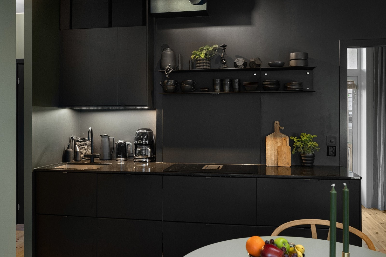 - Innredning med glatte fronter og god skap- og benkeplass - Galleribilde