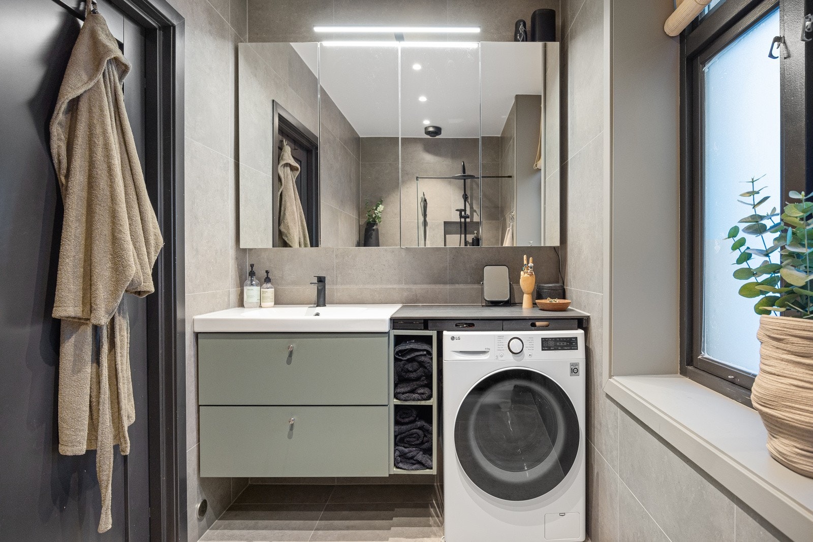 - Opplegg for vaskemaskin under praktisk benk - Galleribilde