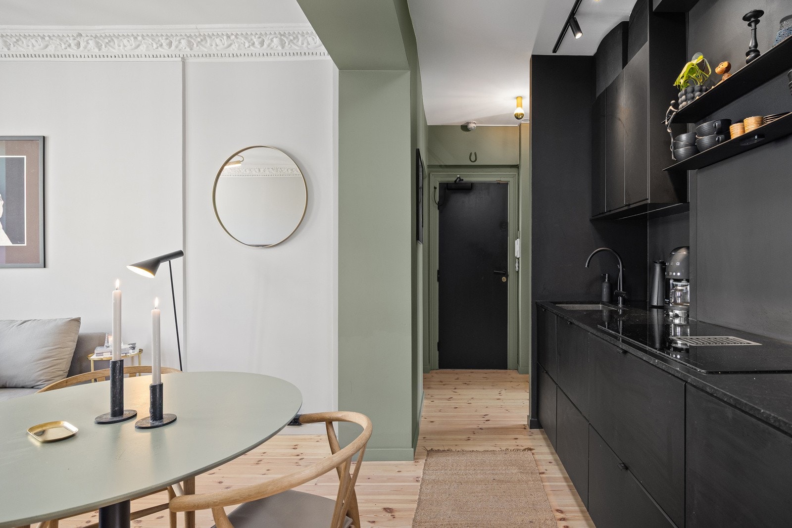 - Hele leiligheten ble omfattende modernisert av fagfolk 2022 - inkl nytt sikringsskap, el.anlegg, nye tregulv og overflatebehandling av samtlige overflater - Galleribilde