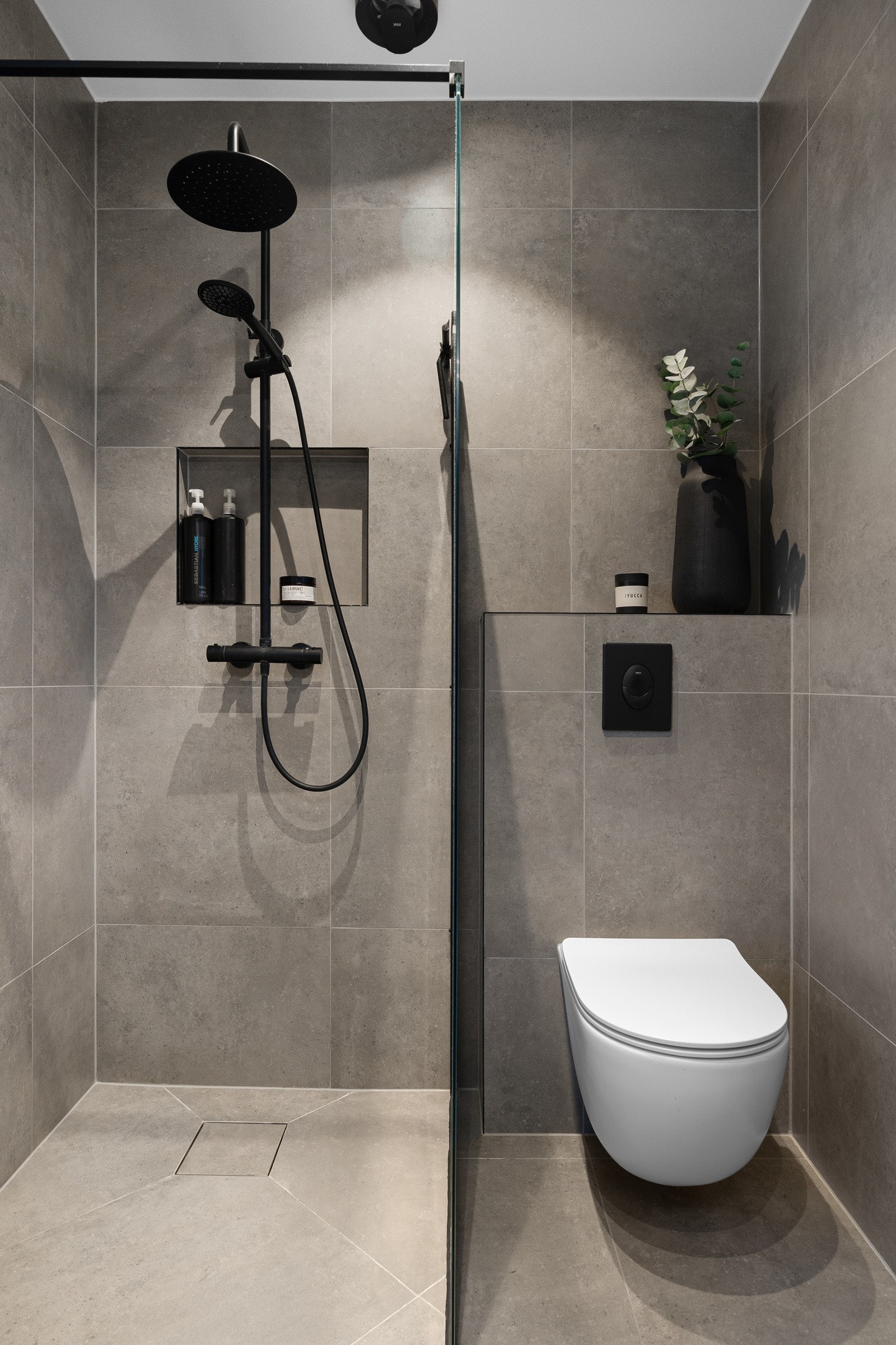 - Dusjnisje med dusjvegg og vegghengt toalett - Galleribilde