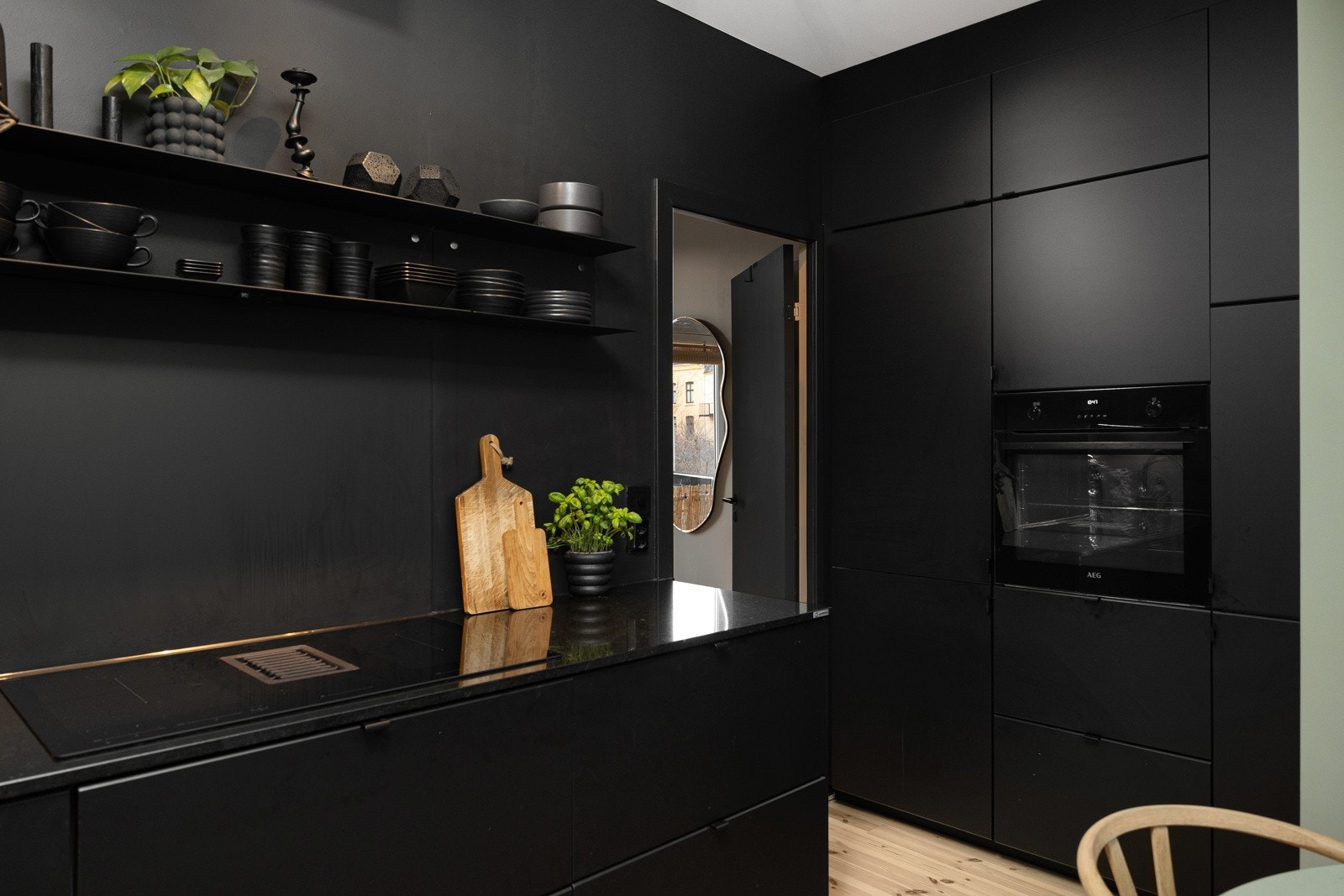 - Integrert stekeovn, induksjonstopp med integrert ventilator, oppvaskmaskin og kjøl-/ fryseskap. Stillegående oppvaskmaskin fra AEG og selvrensende stekeovn fra AEG - Galleribilde