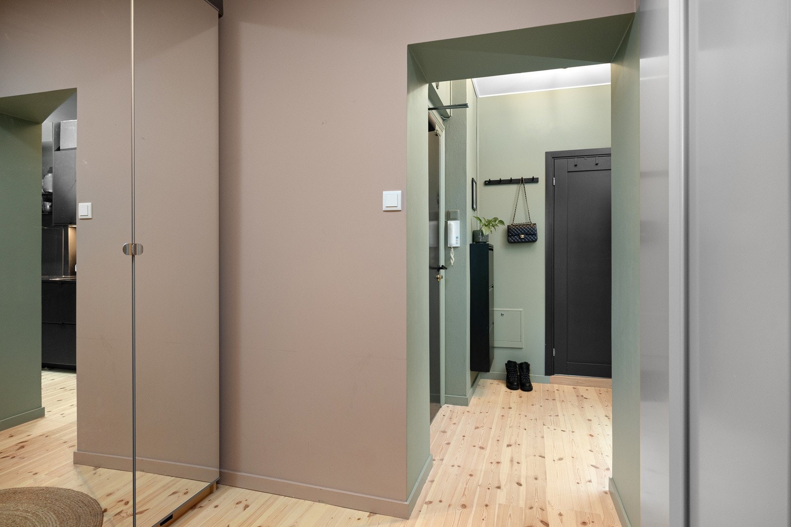 - Svært praktisk mellomgang med 2 stk 3-dørs garderobeskap - Galleribilde