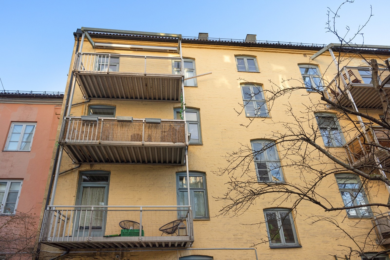 - Fasade mot indre gård. Leiligheten er gjennomgående og ligger i 3. etasje - Galleribilde