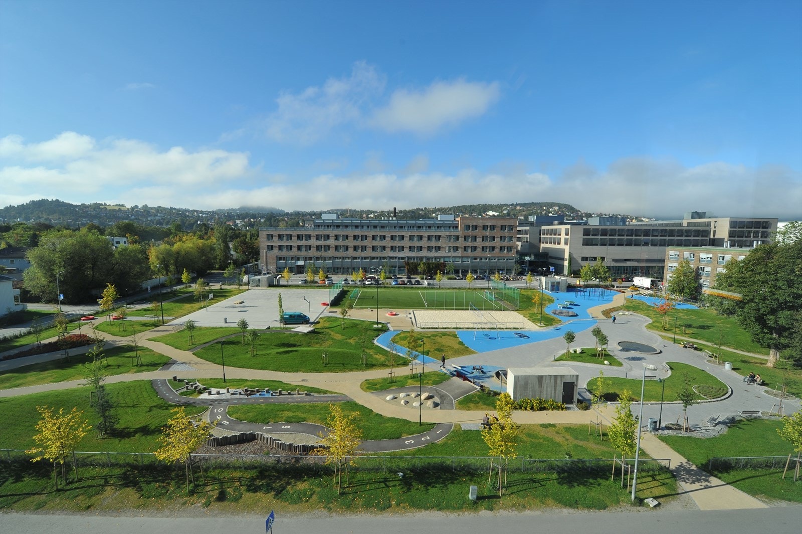 Like ved eiendommen er det en stor aktivitets/idrettspark i tilknytning til St. Olavs Hospital. Galleribilde