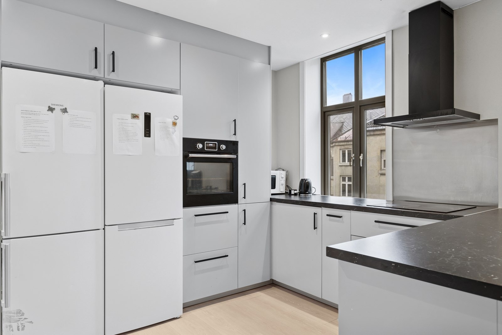 Kjøkkenet har laminat på gulv og malt overflate på vegger. Malt overflate og downlights i himling. Galleribilde