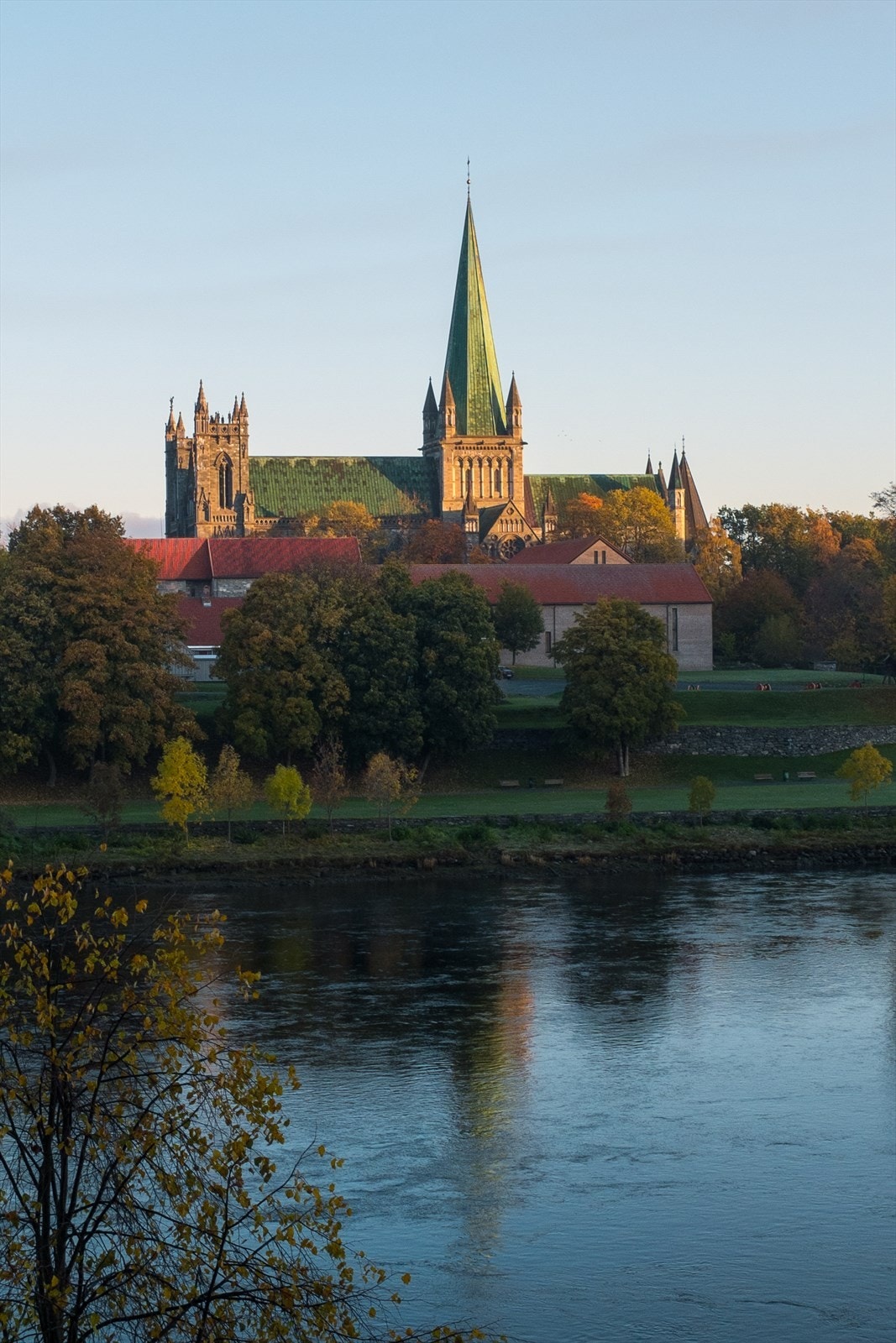 Det er kort gangavstand til Elvepromenaden og byens høyeste og kanskje peneste bygg Nidarosdomen. Galleribilde