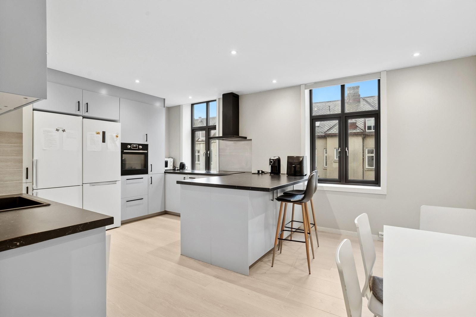 Leiligheten har et stort, felles allrom/kjøkken med god plass til spisebord samt barløsning. Galleribilde