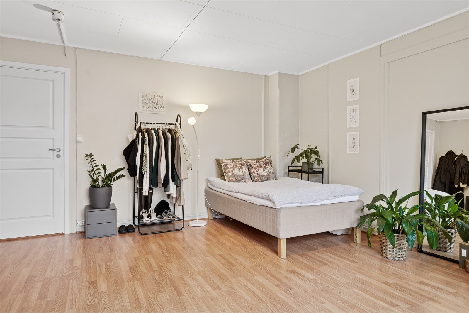 Rommet har god plass til stor seng og kontorpult. Galleribilde