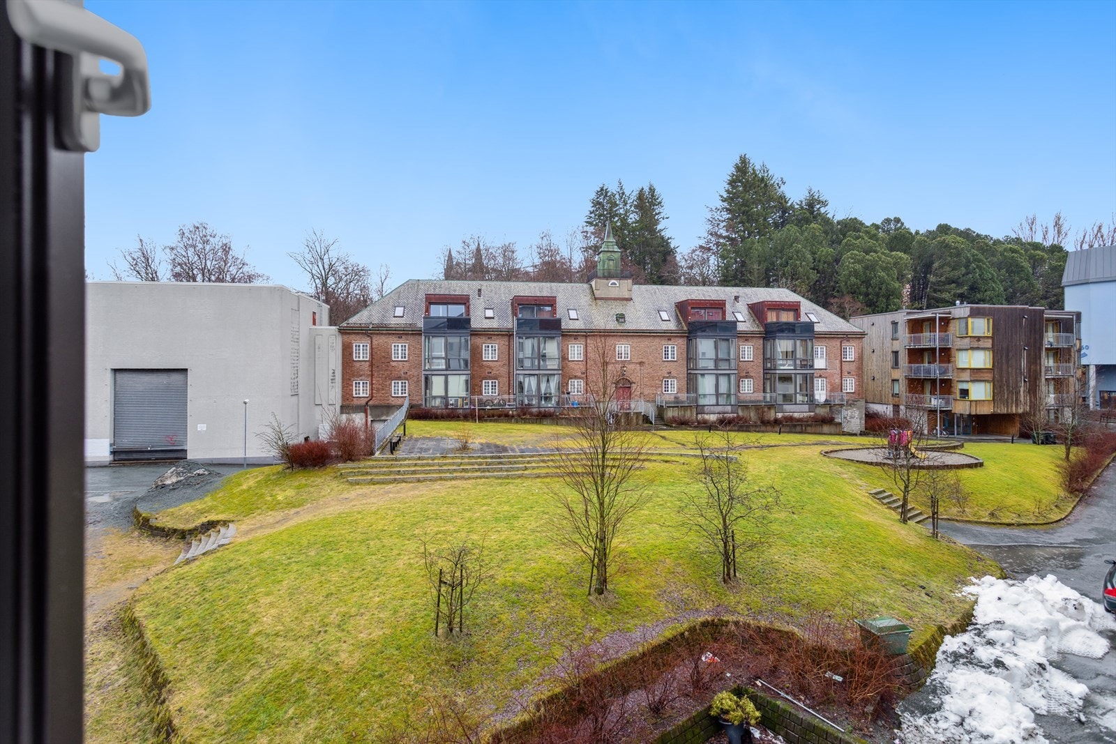 Fra leiligheten har du fint utsyn over nærområdet. Galleribilde