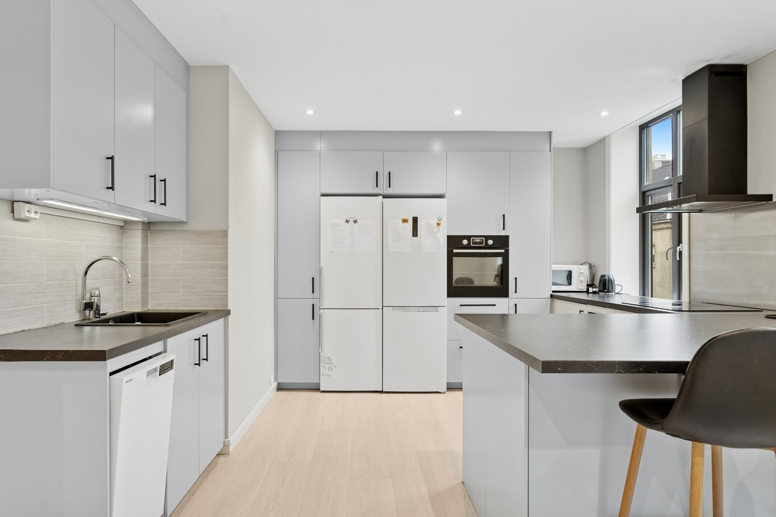 Kjøkkenet har integrert stekeovn, platetopp og oppvaskmaskin. Galleribilde