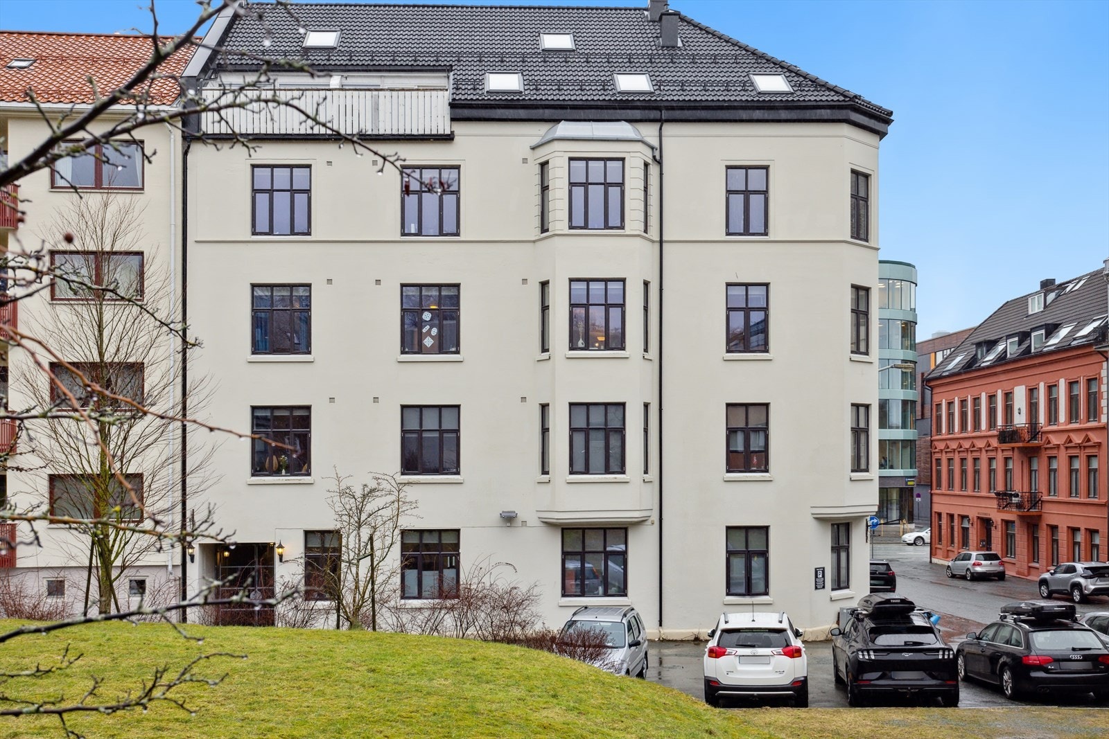 DNB Eiendom ønsker deg velkommen til Tormods Gate 3A! Leiligheten ligger i tredje etasje i en klassisk murgård fra 1912. Galleribilde