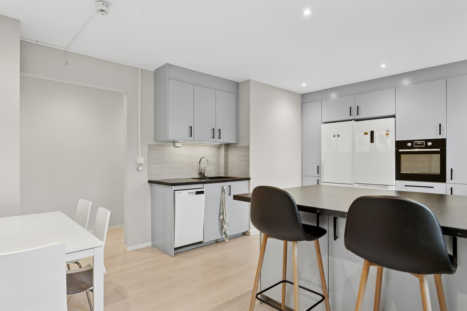 Kjøkkenet har en elegant innredning med mye skap- og benkeplass. Galleribilde