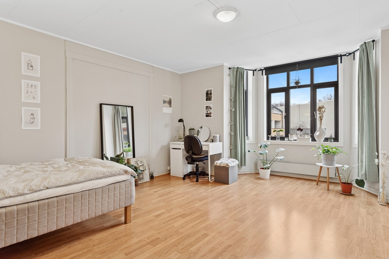 Hybel. (Opprinnelig spisestue). Galleribilde