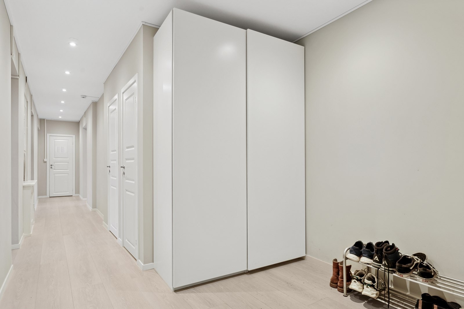 Stor gang med god plass til garderobeskap og skoparkering. Galleribilde