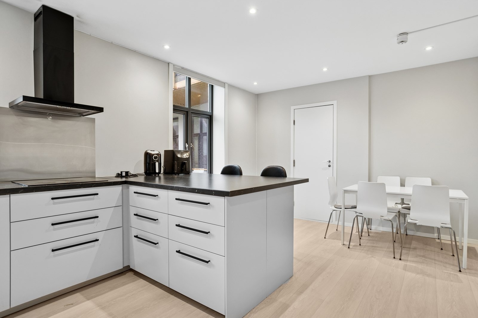 Leiligheten har et stort, felles allrom/kjøkken med god plass til spisebord samt barløsning. Galleribilde