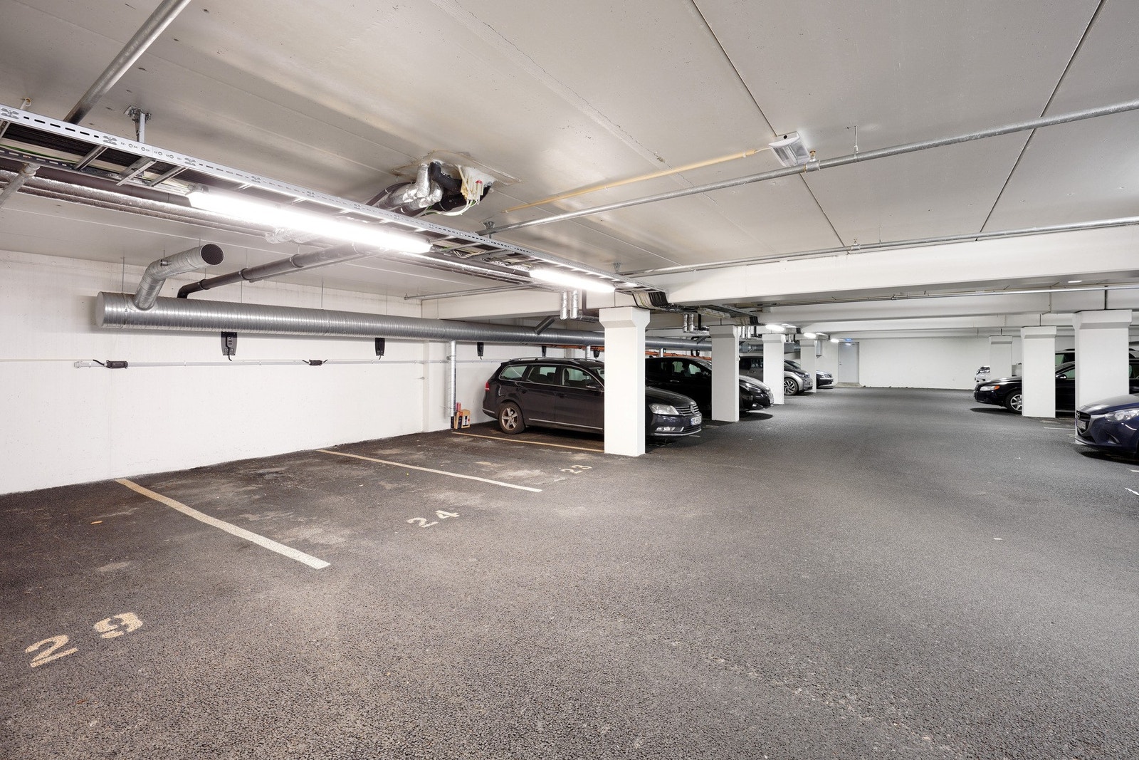 Fast parkering i felles anlegg. Galleribilde