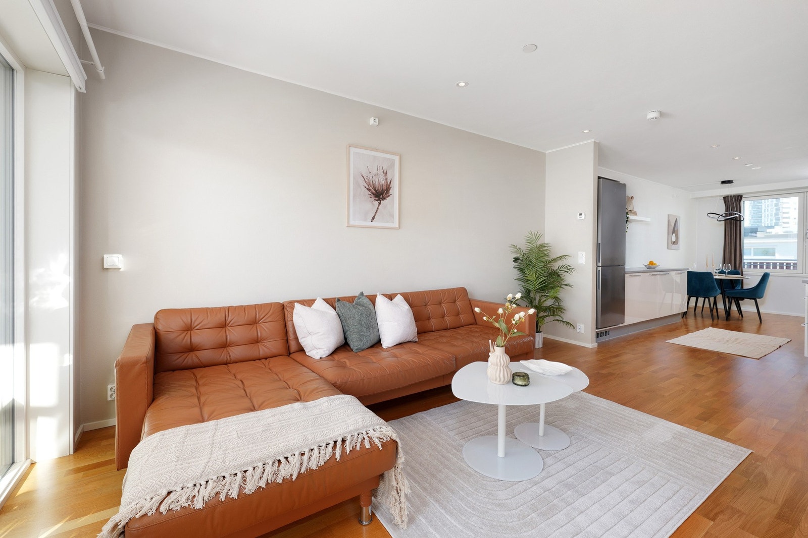 I stuen er det god plass til sofa, tv m/benk og godstol. Galleribilde