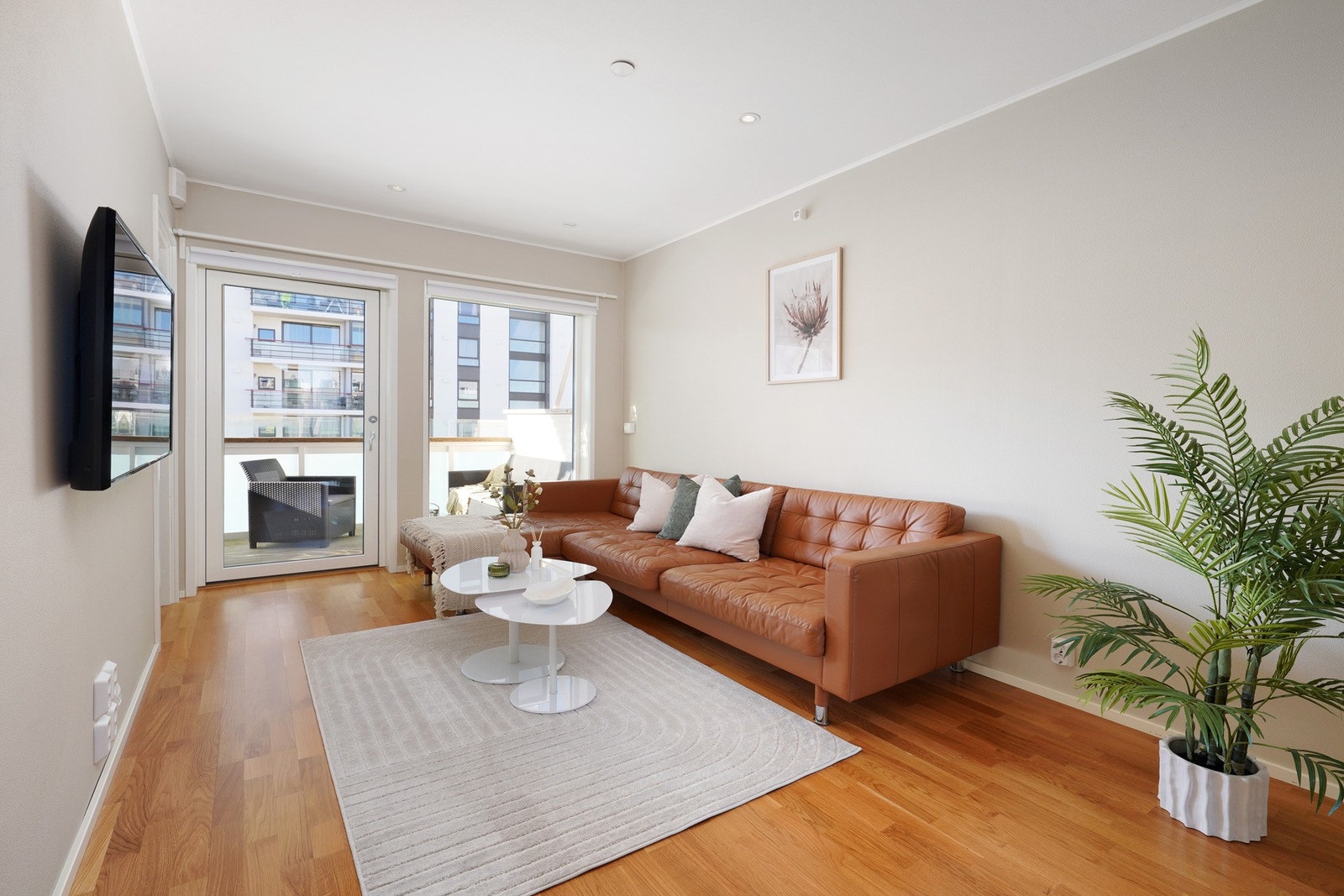 Fin stue med utgang til balkong. Galleribilde