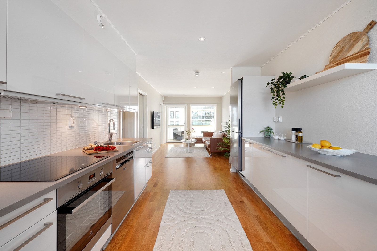 Kjøkken byr på rikelig med skap- og benkeplass. Galleribilde