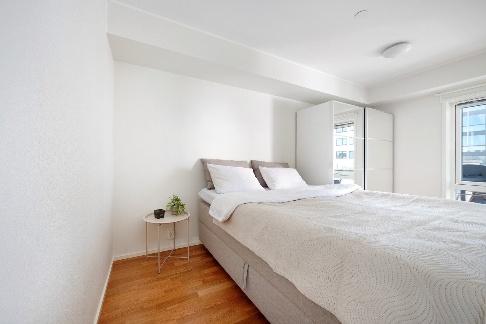 Soverom med god plass til dobbeltseng, nattbord og garderobeskap. Galleribilde