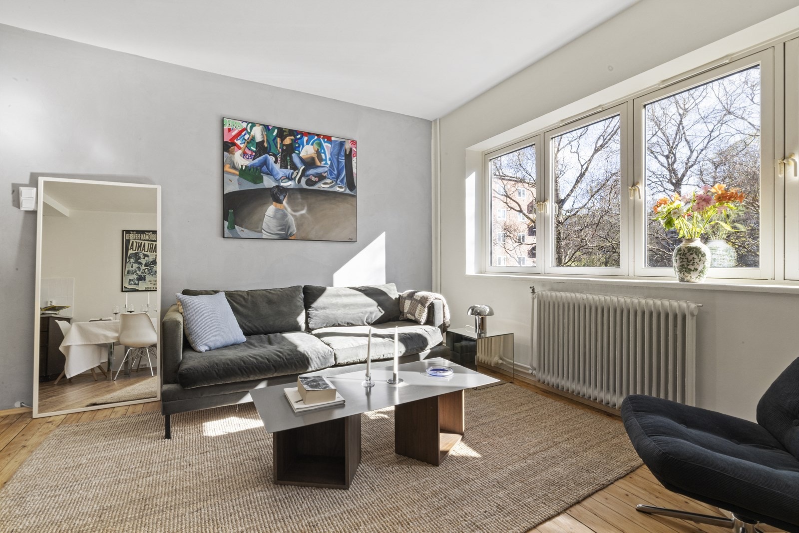 Stuen kan deles inn i flere gode soner, med plass til både spisebord og stoler samt en sofagruppe Galleribilde