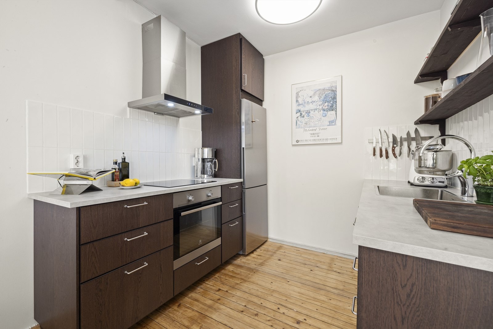 Nydelig kjøkkeninnredning fra IKEA i lekker mørk eikelaminat Galleribilde