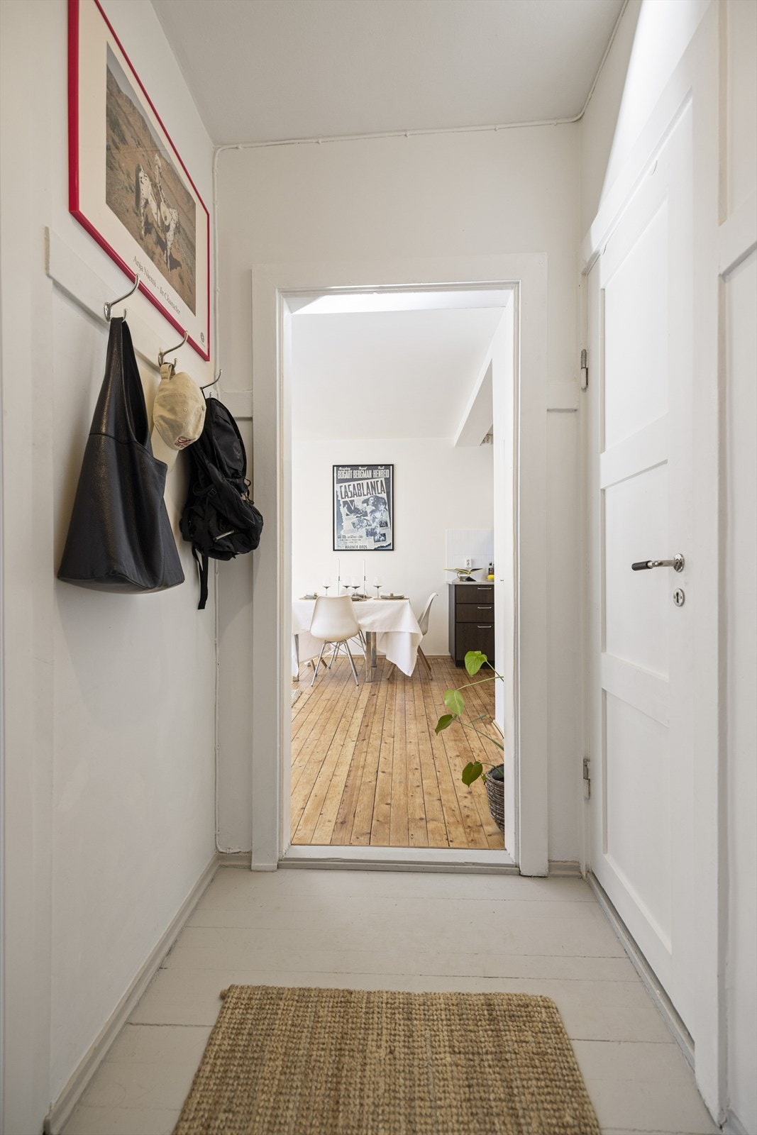 Velkommen! Det er plass til å henge av seg ytterklær og sko i hallen, i innebygget åpen garderobeløsning Galleribilde