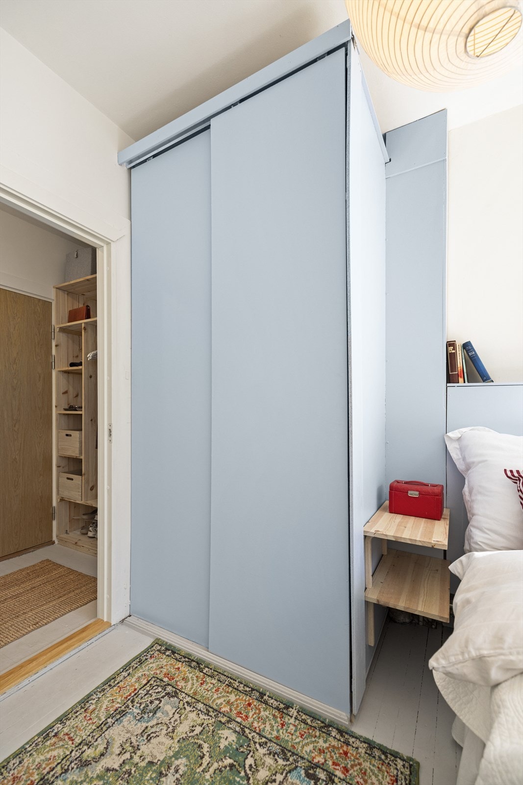 Rikelig med oppbevaring i plassbygget skyvedørsgarderobe Galleribilde