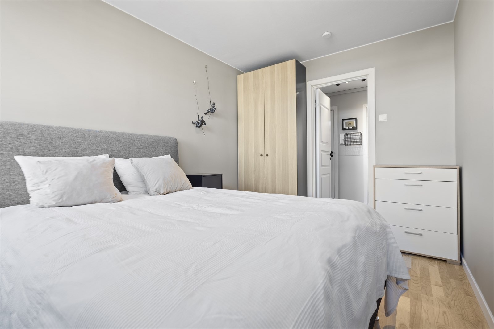 God plass til å innrede med dobbeltseng, tilhørende nattbord og øvrig møblement. Det er avsatt naturlig plass til garderobeskap. Galleribilde