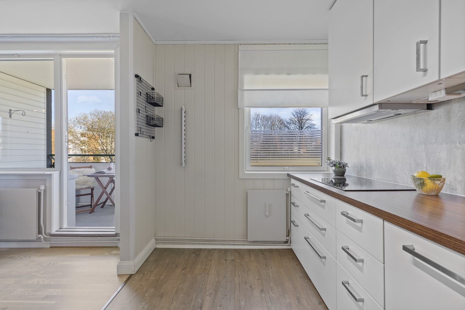 Gjennomgående i leiligheten er det store vinduer som slipper inn rikelig med naturlig lys og bidrar til god ventilasjon Galleribilde