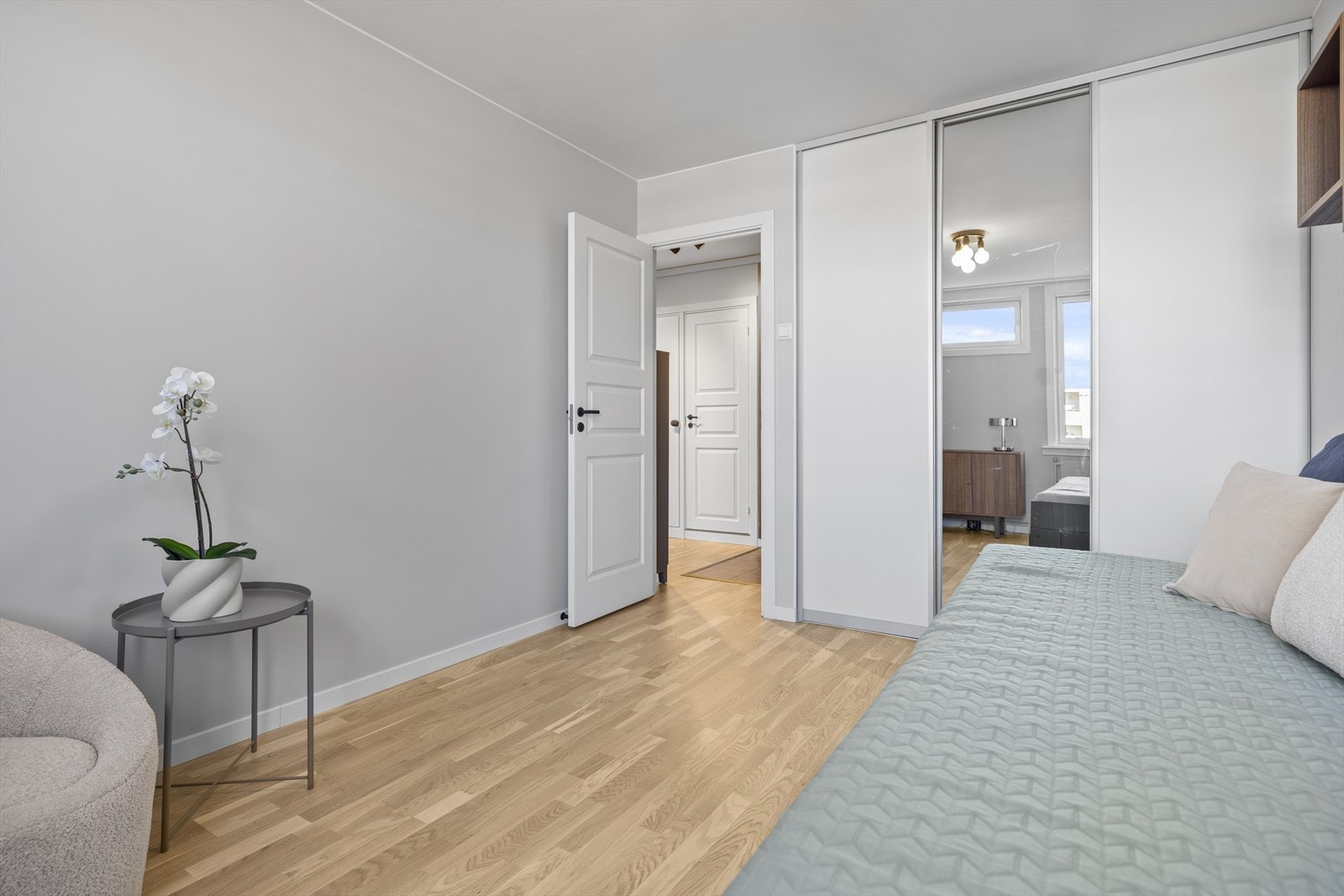 Det medfølger en praktisk innebygd skyvedørsgarderobe som gir gode muligheter for ytterligere oppbevaring. Galleribilde