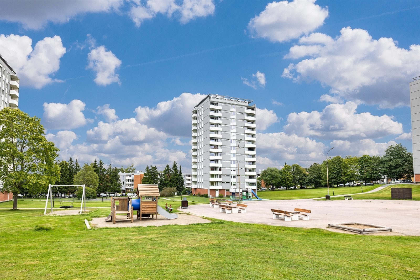 Flotte, store grøntarealer rett utenfor med bla. lekeapparater, sittegrupper m.m. Galleribilde