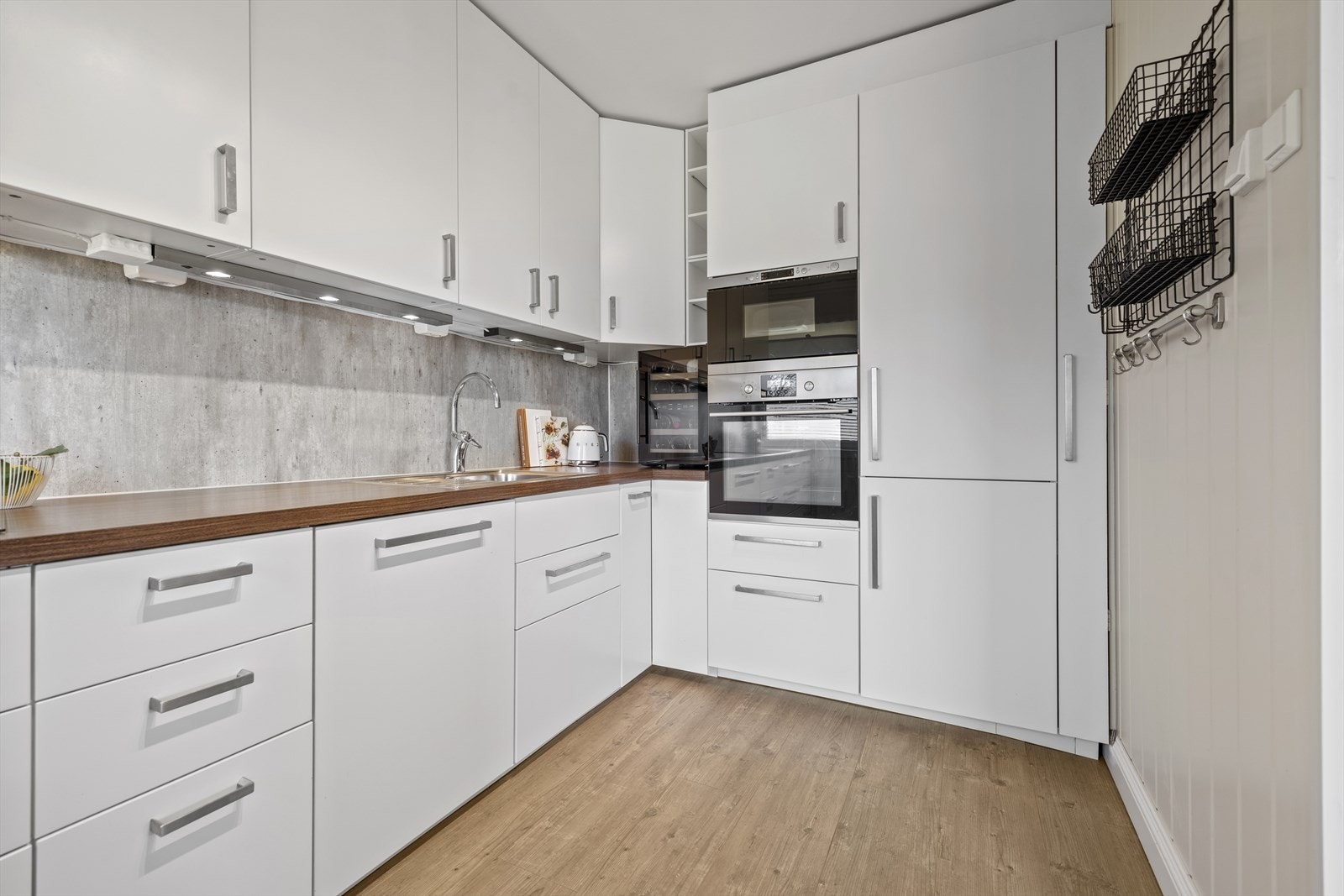 Gangavstand til Østmarka og Østensjøvannet naturreservat med meget fine tur- og rekreasjonsmuligheter. Galleribilde