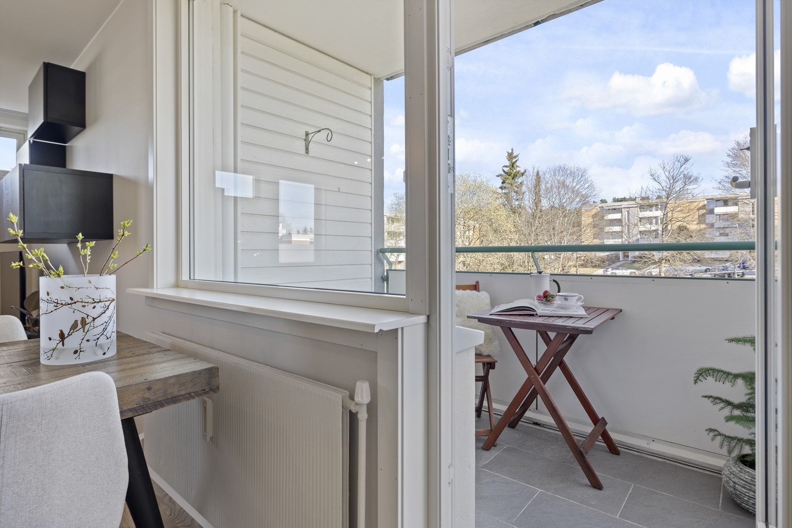 Fra stuen har du direkte adgang til balkong, som forlenger stue og gir en naturlig overgang mellom inne- og uterom. Galleribilde