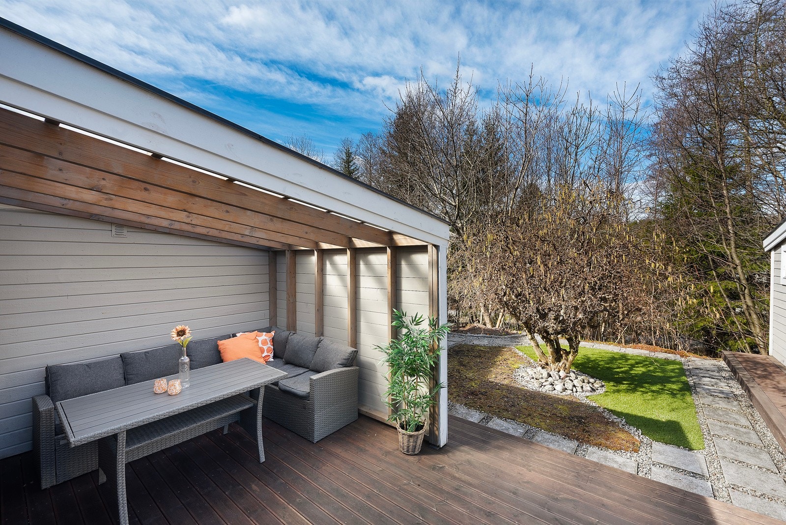 Med terrasse på 63 m2 har du flere gode muligheter for møblering og bruk Galleribilde