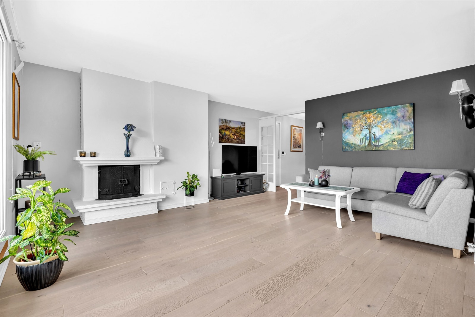 Stuen har plass til både sofagruppe og TV-løsning. Galleribilde
