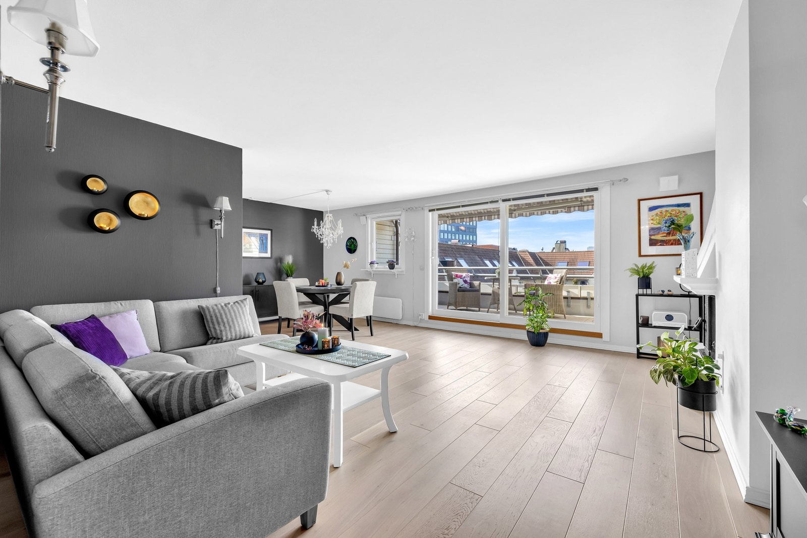 Fra stuen er det utgang til en solrik og romslig balkong, med plass til både sofagruppe og andre møbler Galleribilde