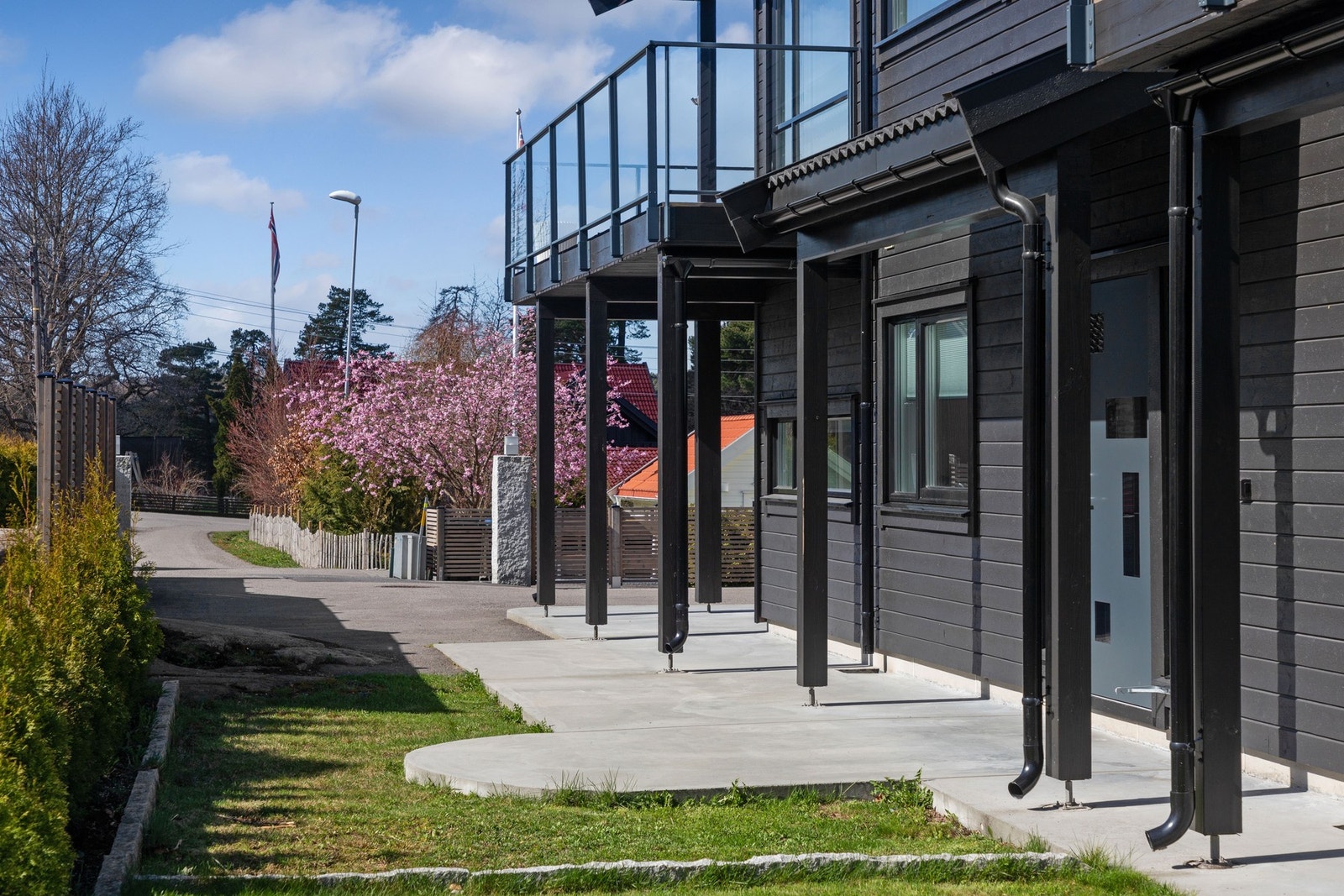 Støpt betongplattning utenfor hele første etasje, som er 120 cm på det smaleste. Galleribilde