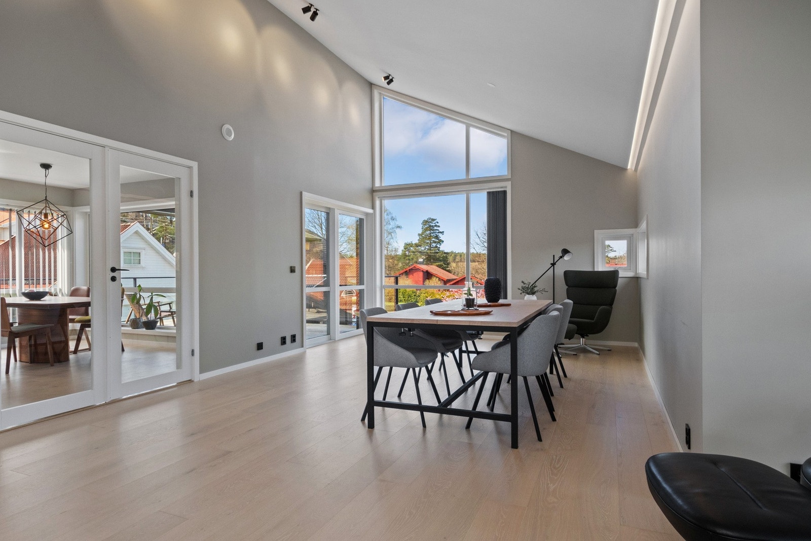 Stuen er gjennomgående og delt i to luftige soner, med skråhimling som gir majestetisk takhøyde i spisestuesonen og en flat himling i stuesonen. Galleribilde