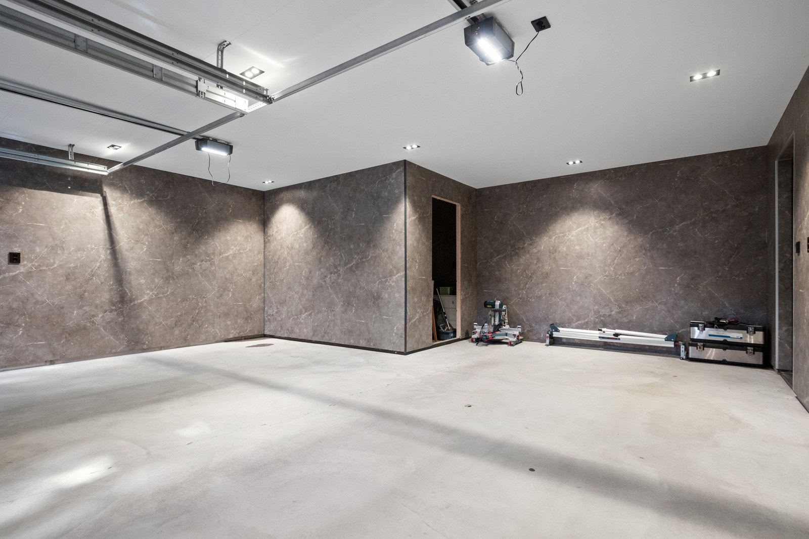 Det er parkering i dobbelgarasje fra 2023 med to påkostede porter fra Hørmann. Galleribilde