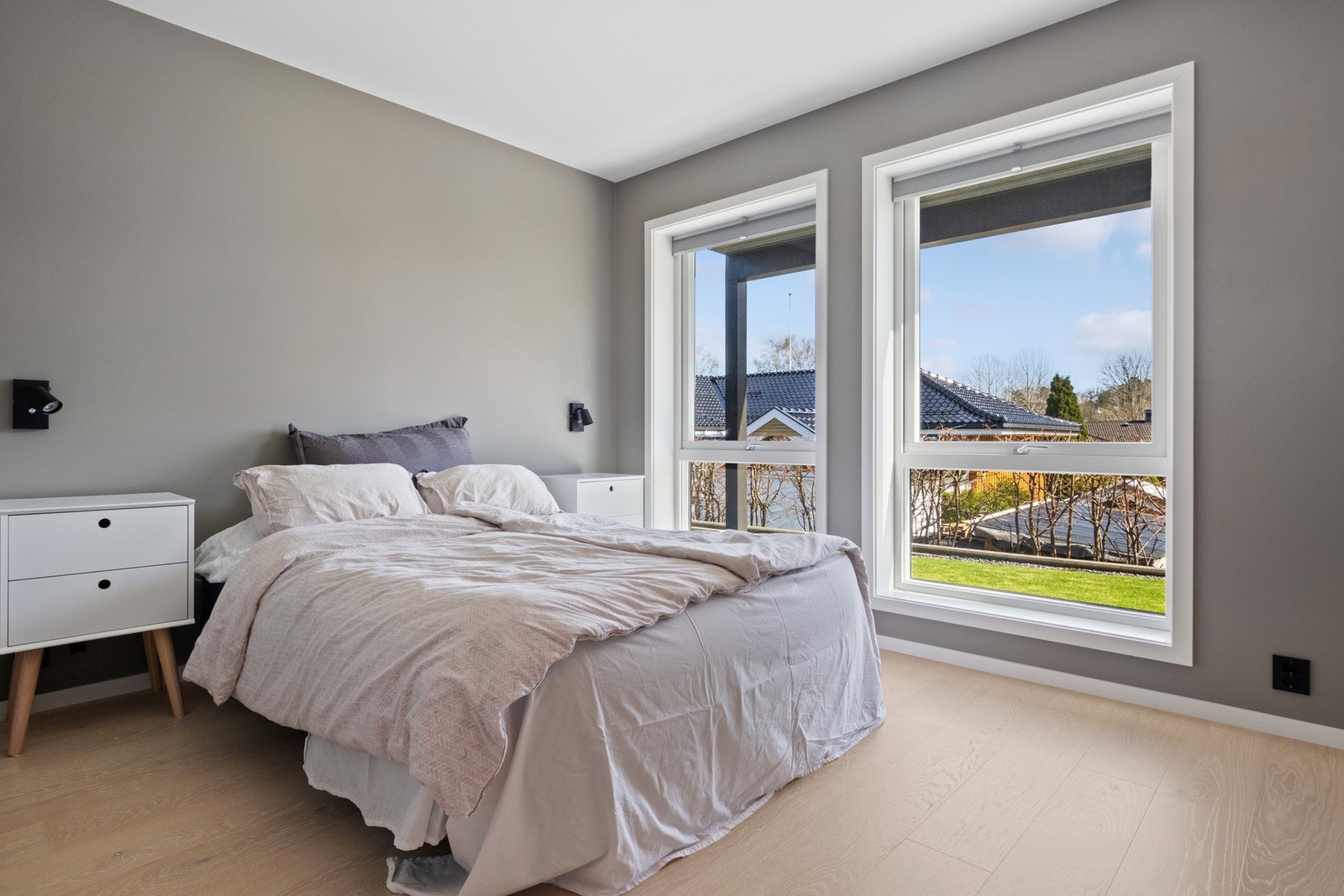 Eneboligen har fire gode soverom og et lyst, luftig kontor. Alle tre soverom i første etasje har mørke garderobeskap med glatte push-open fronter. Galleribilde